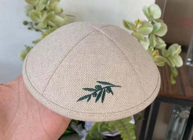 Kippa en lin brodée avec branche d'olivier élégante