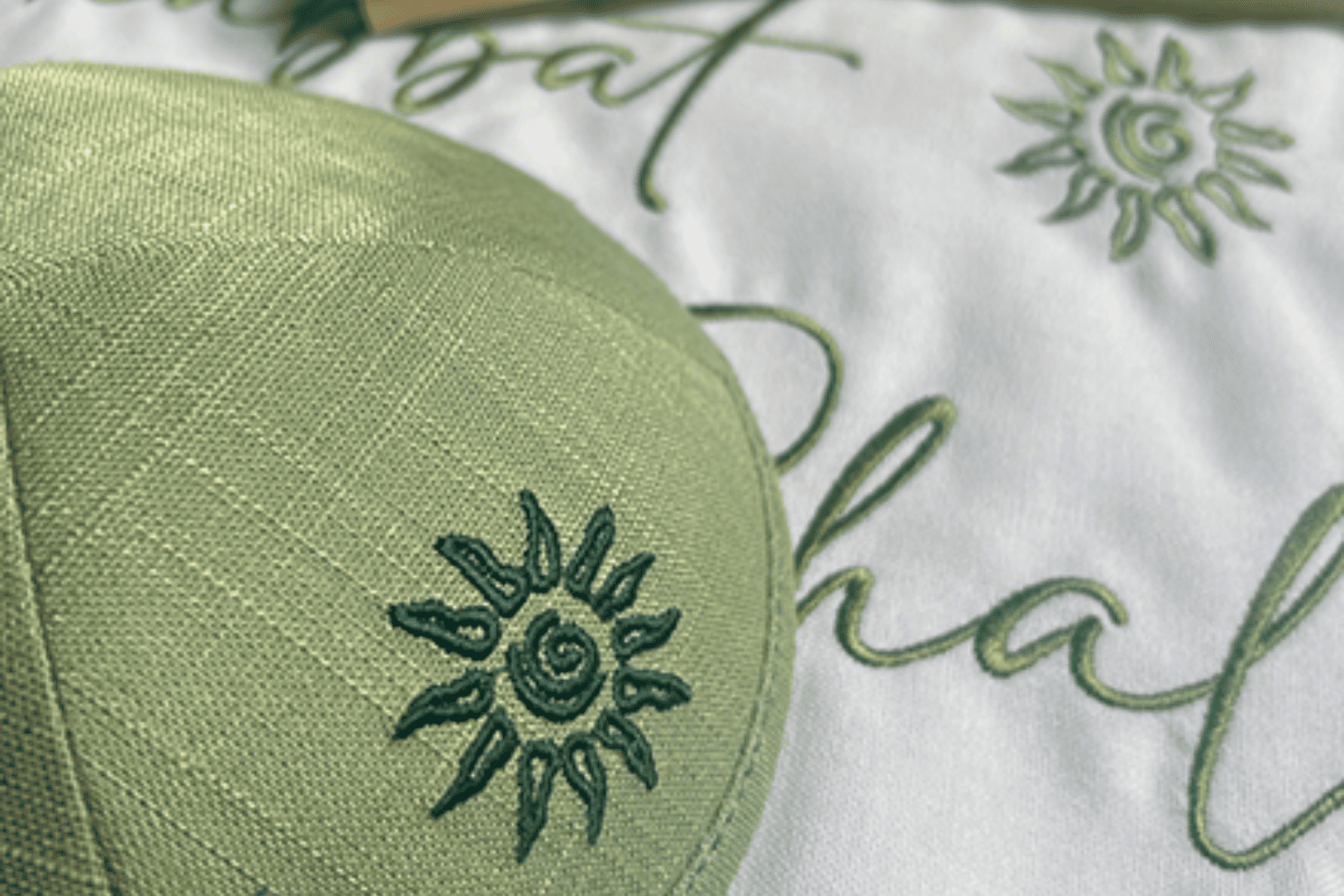 Kippa vert sauge personnalisée brodée pour cérémonie
