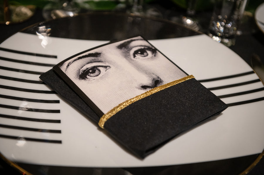 Porte-menu personnalisé thème Fornasetti pour décoration de table