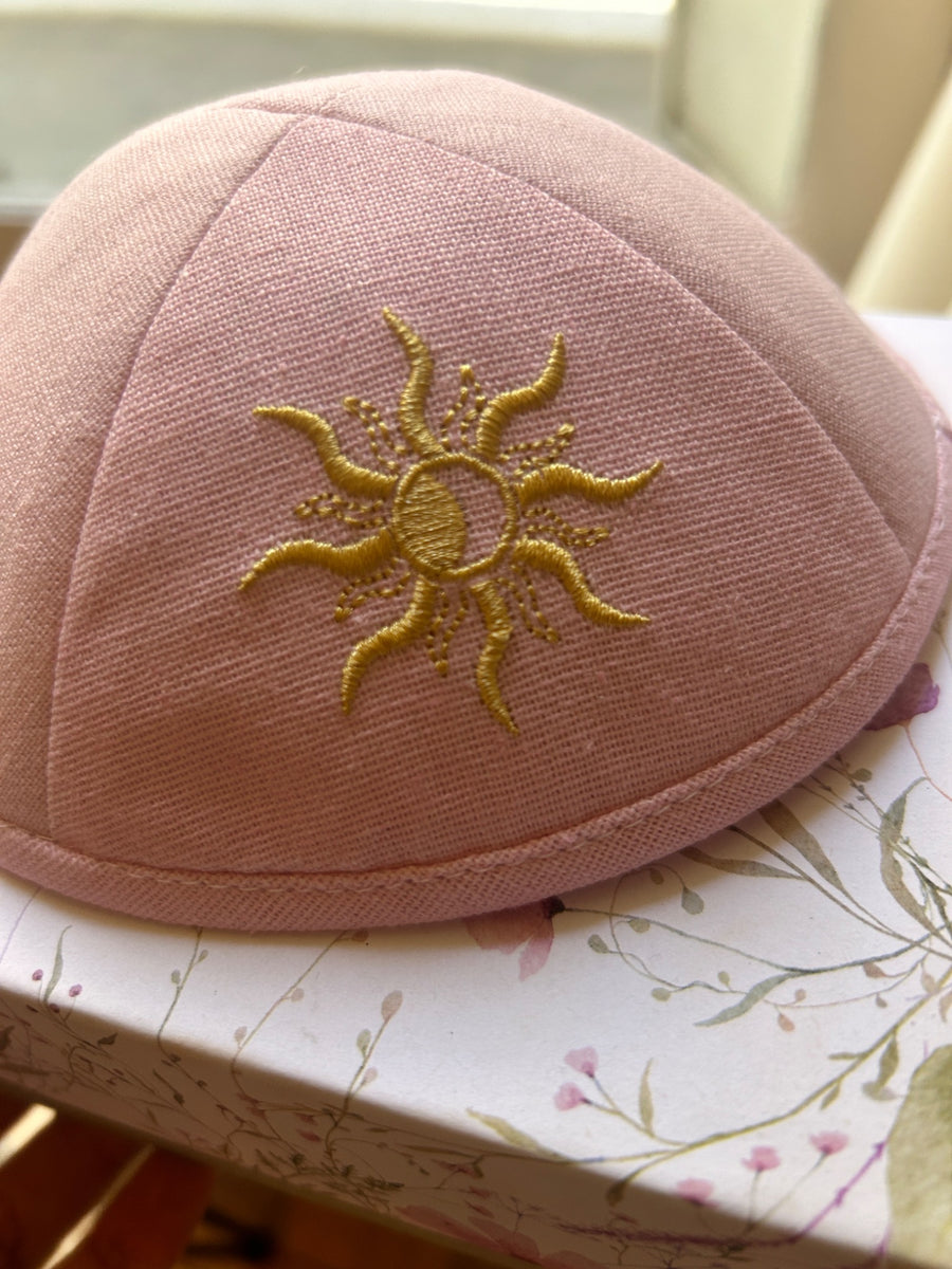 Kippa rose avec soleil brodé