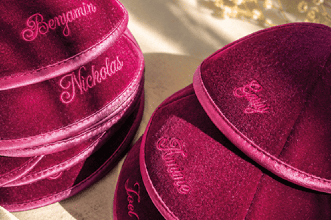 Kippa en velours bordeaux personnalisée avec broderie