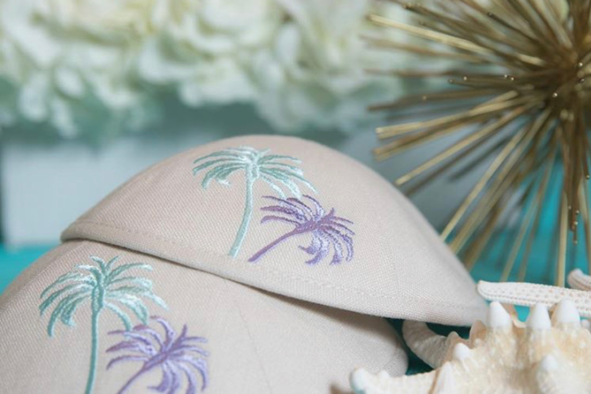 Kippas blanches personnalisées avec palmiers brodés bleu et violet, parfaites pour un mariage au thème tropical