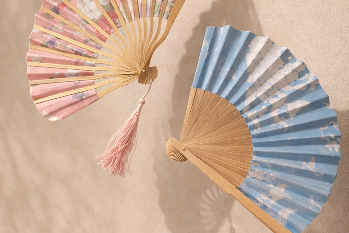 Collection d'éventails personnalisés aux motifs floraux roses et bleus avec monture en bois naturel.
