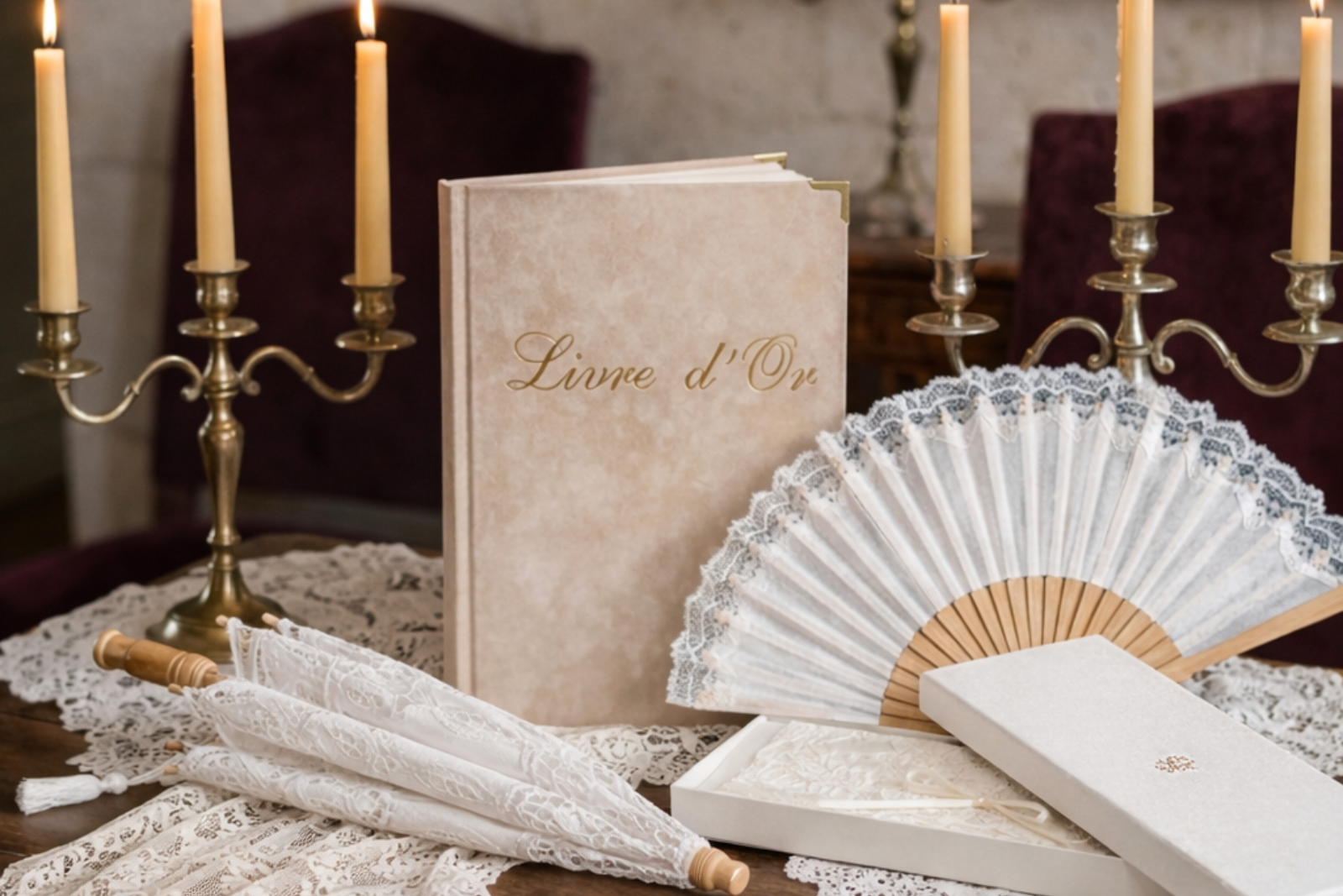 Livre d'or personnalisé avec éventail en dentelle et décoration élégante pour mariage.