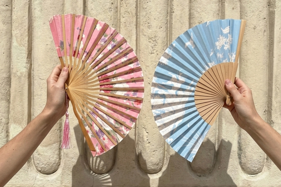 Collection d'éventails personnalisés aux motifs floraux roses et bleus avec monture en bois naturel.