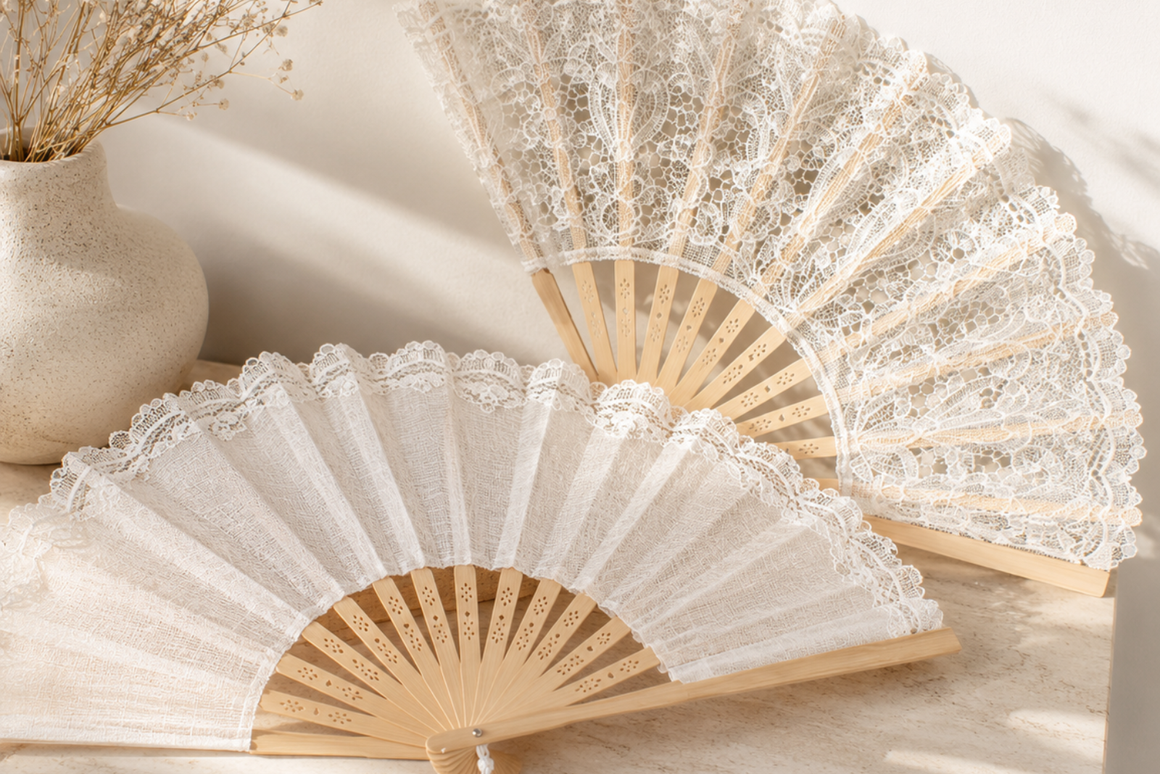 Éventails de mariage en lin et dentelle blanche avec monture en bois naturel, parfaits pour une cérémonie élégante et romantique.
