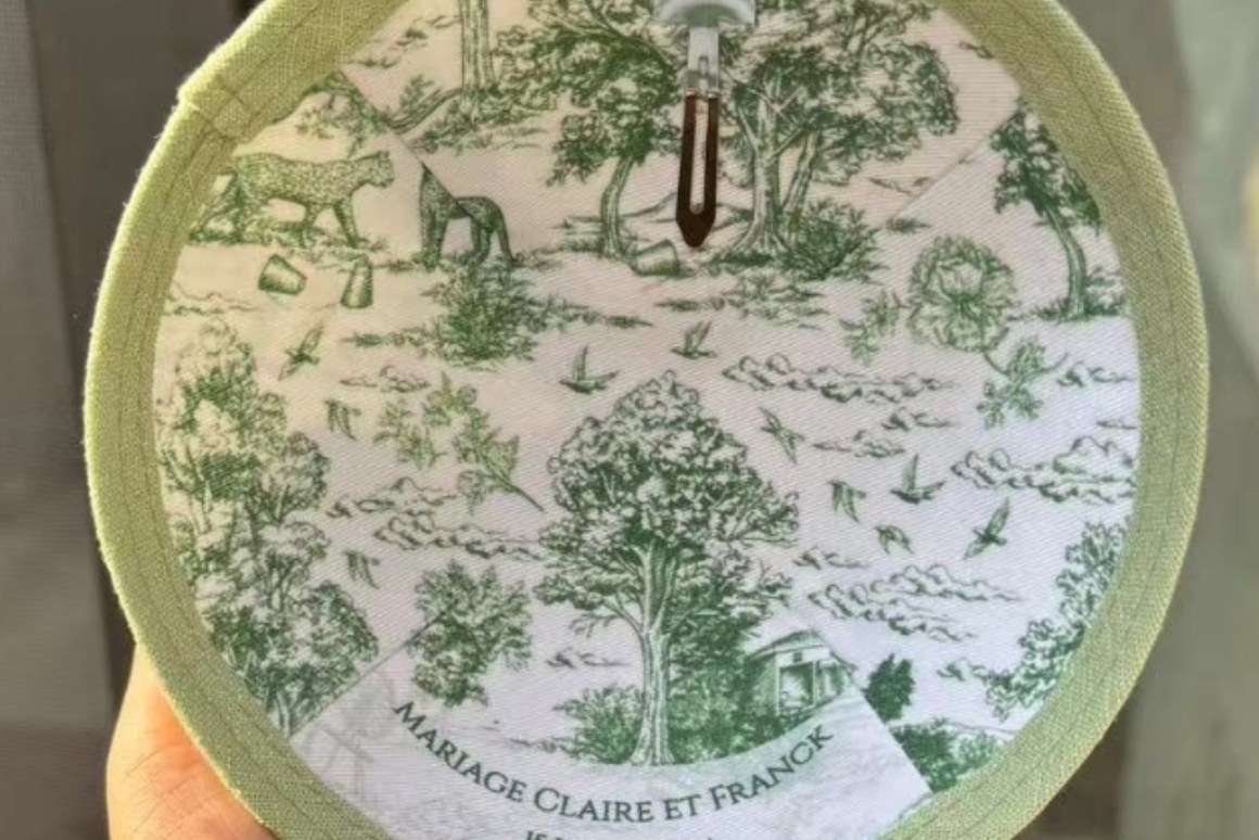 Kippa personnalisée en tissu Toile de Jouy vert avec les prénoms des mariés, la date du mariage et le lieu de la cérémonie imprimés à l'intérieur.