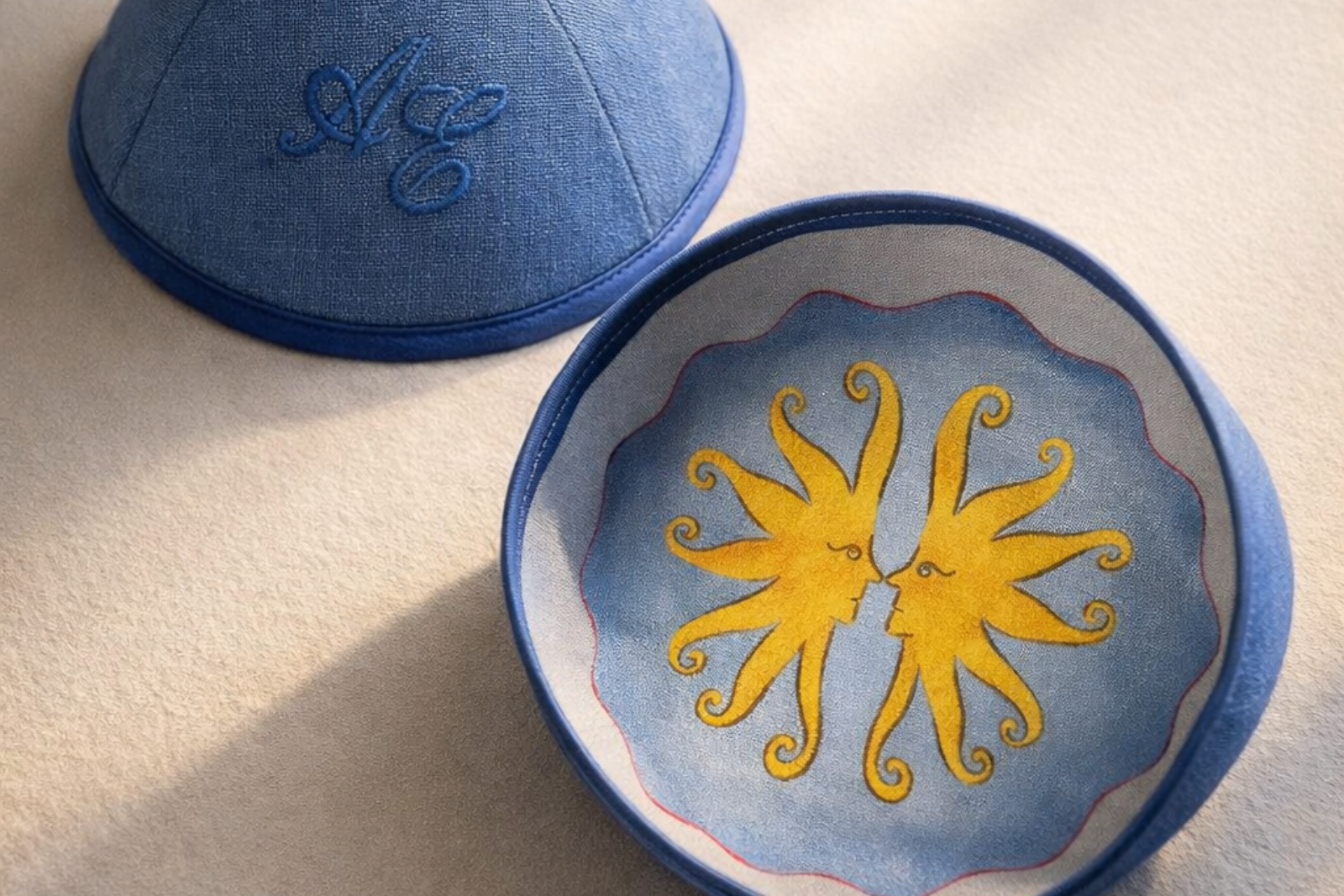 Kippa bleue avec illustration intérieure