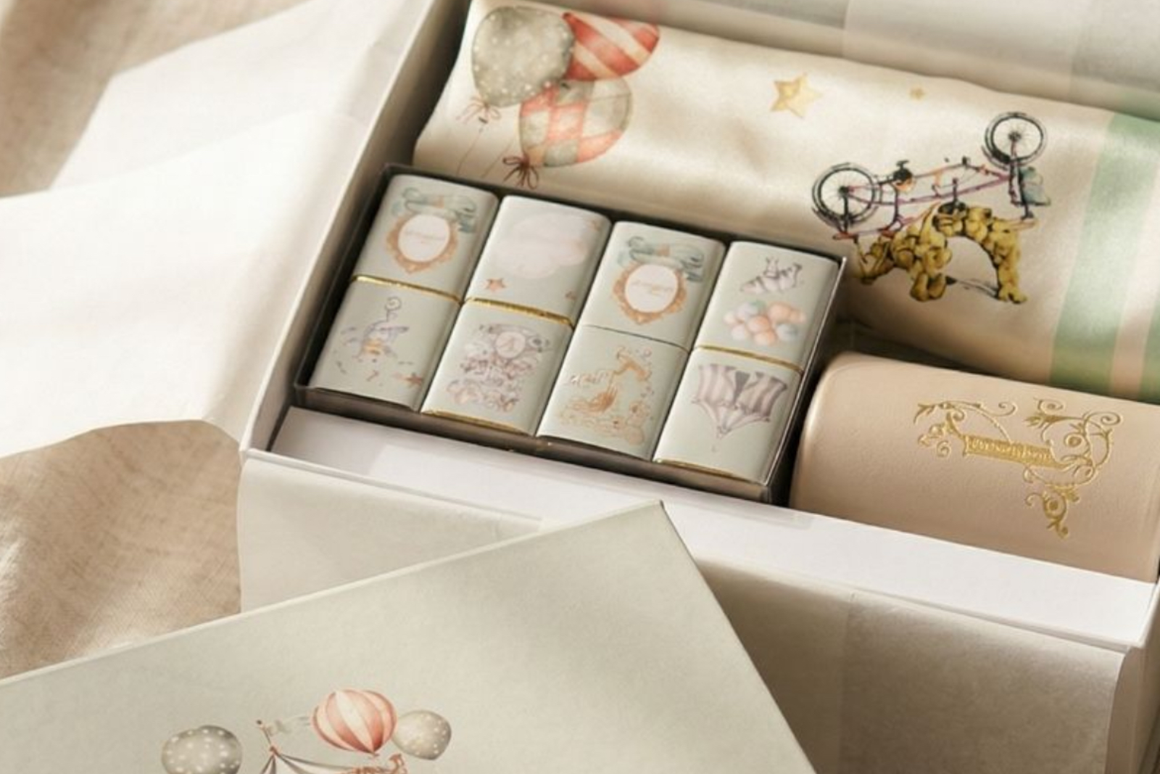 Coffret cadeau personnalisé pour naissance ou Brit Milah avec illustrations enfantines, chocolats personnalisés et accessoires, idéal comme cadeau invité ou souvenir d'événement.
