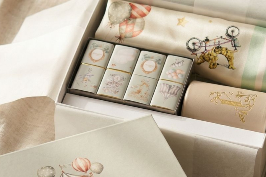 Coffret cadeau personnalisé pour naissance ou Brit Milah avec illustrations enfantines, chocolats personnalisés et accessoires, idéal comme cadeau invité ou souvenir d'événement.