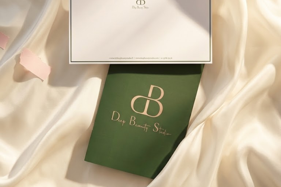 Collection de papeterie professionnelle personnalisée comprenant cartes de visite, papier à en-tête, enveloppes et supports de communication avec identité visuelle sur mesure.