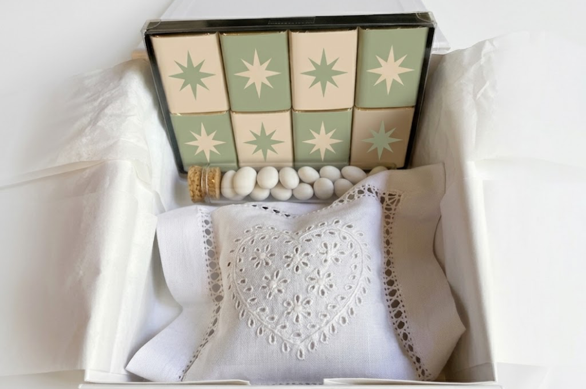 Coffret cadeau personnalisé Collection Douceur comprenant chocolats personnalisés, dragées et coussin brodé, idéal pour une naissance, un baptême, une Brit Milah ou un événement élégant.
