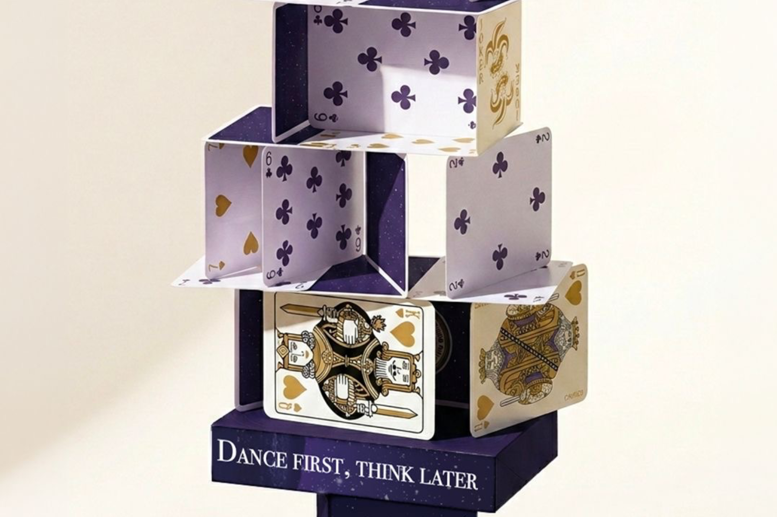 Boîte de cartes personnalisée sur le thème du casino, empilée en sculpture avec des cartes à jouer personnalisées, idéale pour une Bar Mitsvah, un anniversaire ou un événement à thème.