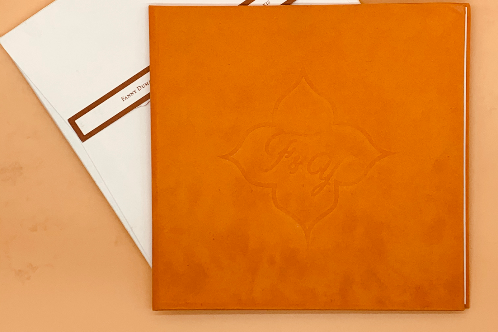 Faire-part de mariage haut de gamme BL Creations avec couverture en suédine terracotta, marquage ton sur ton personnalisé et enveloppe blanche élégante. Un design raffiné et moderne, idéal pour un mariage chic, prestigieux et entièrement personnalisable.