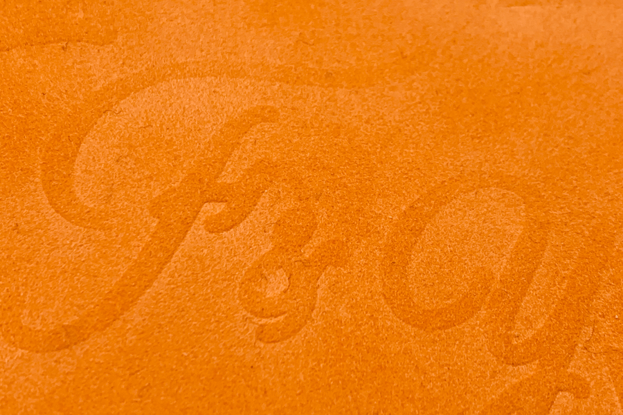 Faire-part de mariage haut de gamme BL Creations avec couverture en suédine terracotta, marquage ton sur ton personnalisé et enveloppe blanche élégante. Un design raffiné et moderne, idéal pour un mariage chic, prestigieux et entièrement personnalisable.