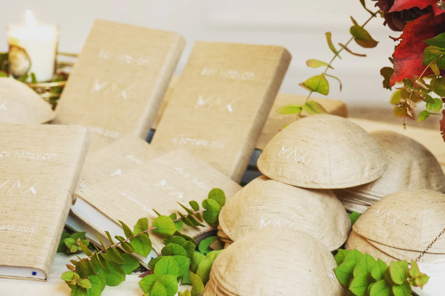 Livres de prières et kippot personnalisés assortis