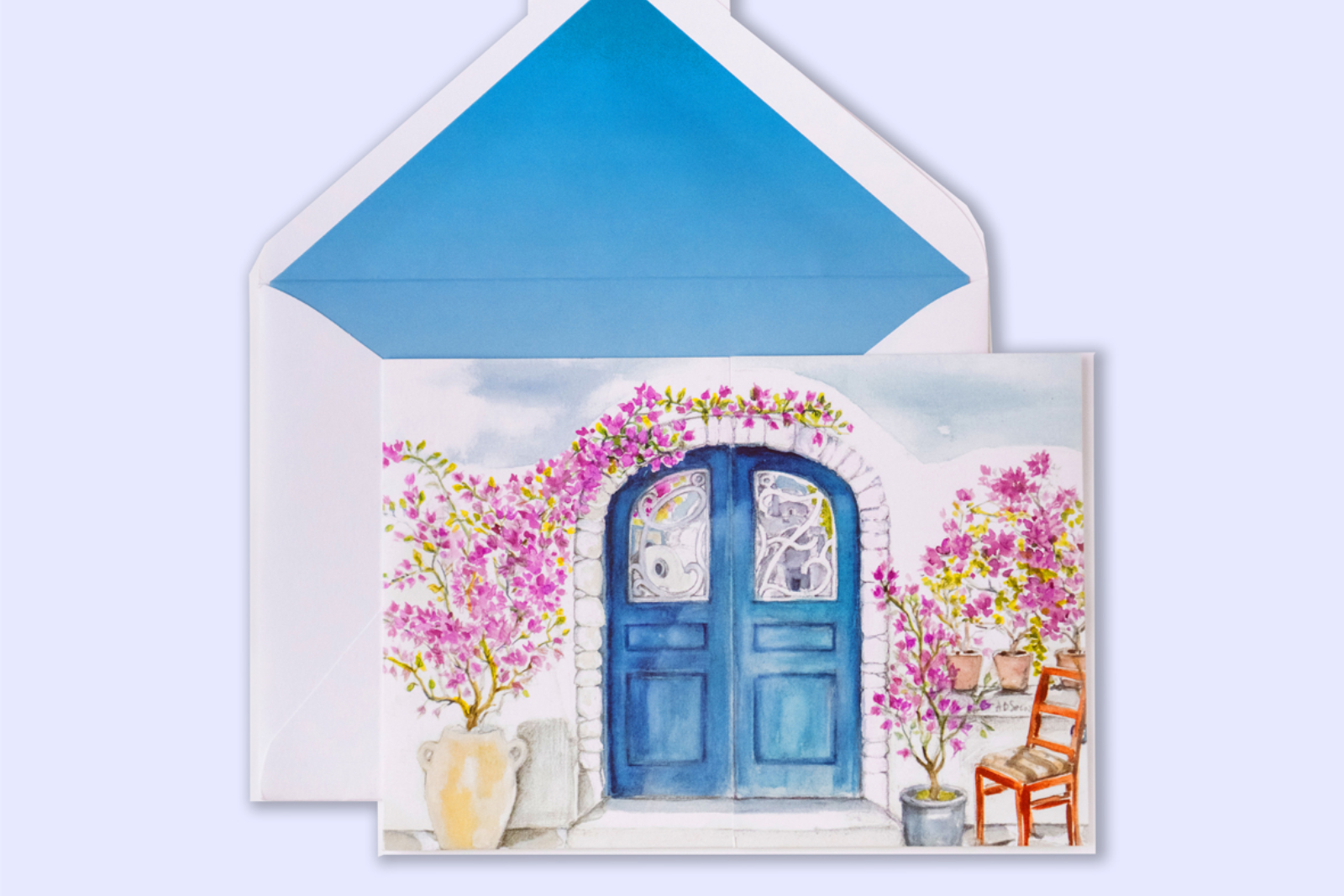 Faire-part de mariage personnalisé Mykonos signé BL Creations, illustré d'une porte bleue typique des Cyclades et de bougainvilliers en fleurs. Présenté avec une enveloppe blanche doublée de bleu, ce modèle évoque l'élégance, le charme méditerranéen et l'atmosphère romantique de l'île de Mykonos.