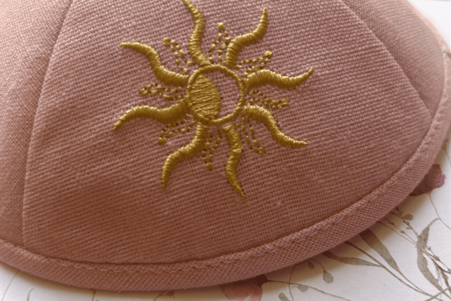 Kippa rose brodée avec motif soleil personnalisée