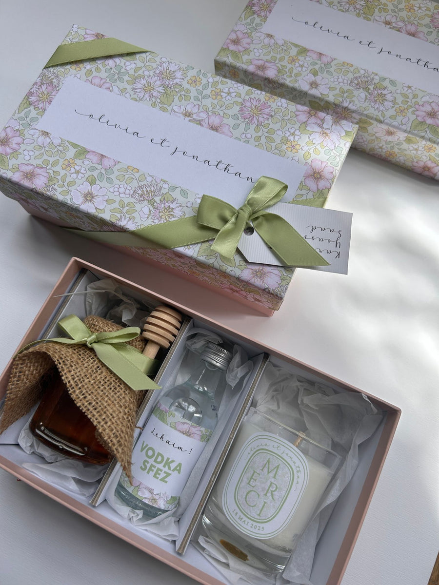 Boîtes cadeaux personnalisées à motif floral avec rubans vert sauge, idéales pour mariage, baptême, Bar Mitsvah ou événement élégant.