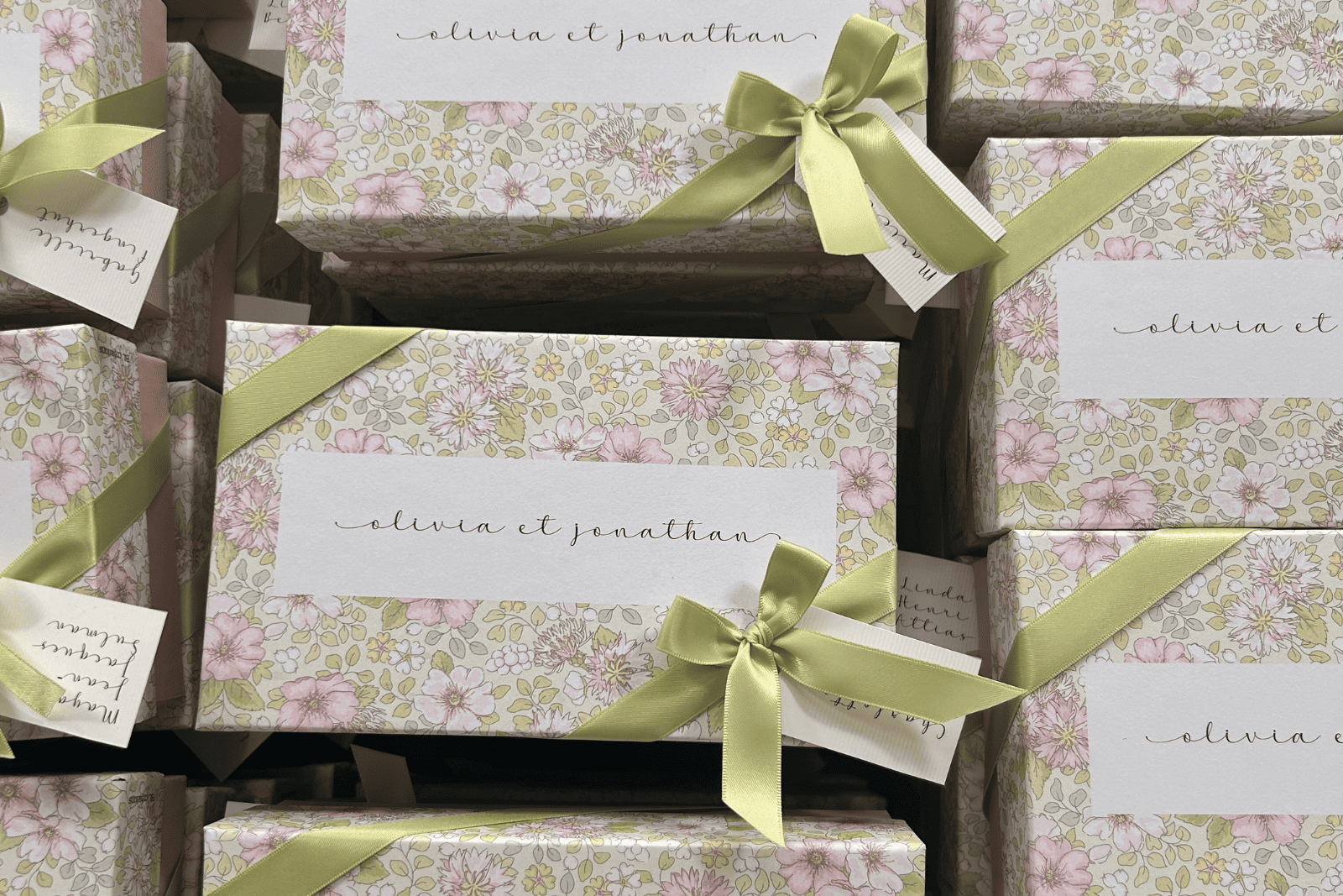 Boîtes cadeaux personnalisées à motif floral avec rubans vert sauge, idéales pour mariage, baptême, Bar Mitsvah ou événement élégant.