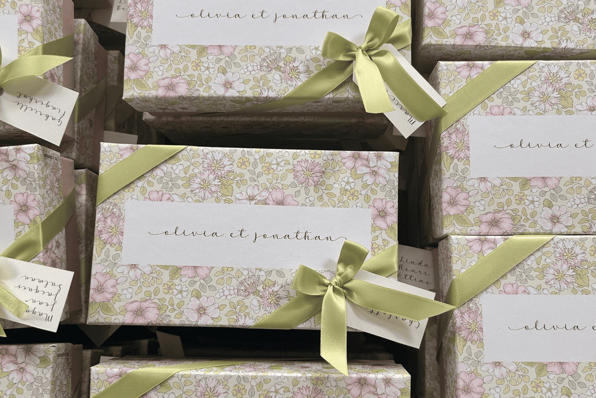 Boîtes cadeaux personnalisées à motif floral avec rubans vert sauge, idéales pour mariage, baptême, Bar Mitsvah ou événement élégant.
