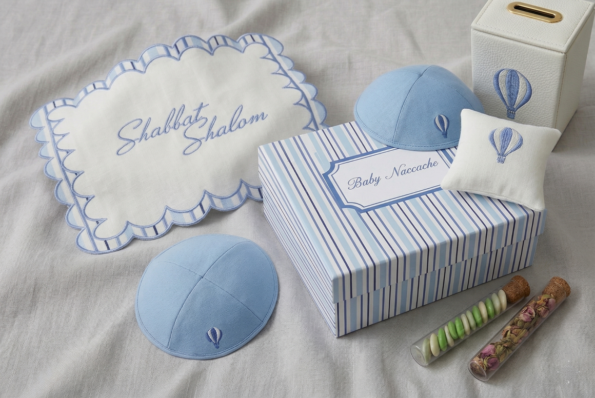 Coffret Baby Shabbat personnalisé bleu avec kippot, couvre-pain brodé et accessoires montgolfière