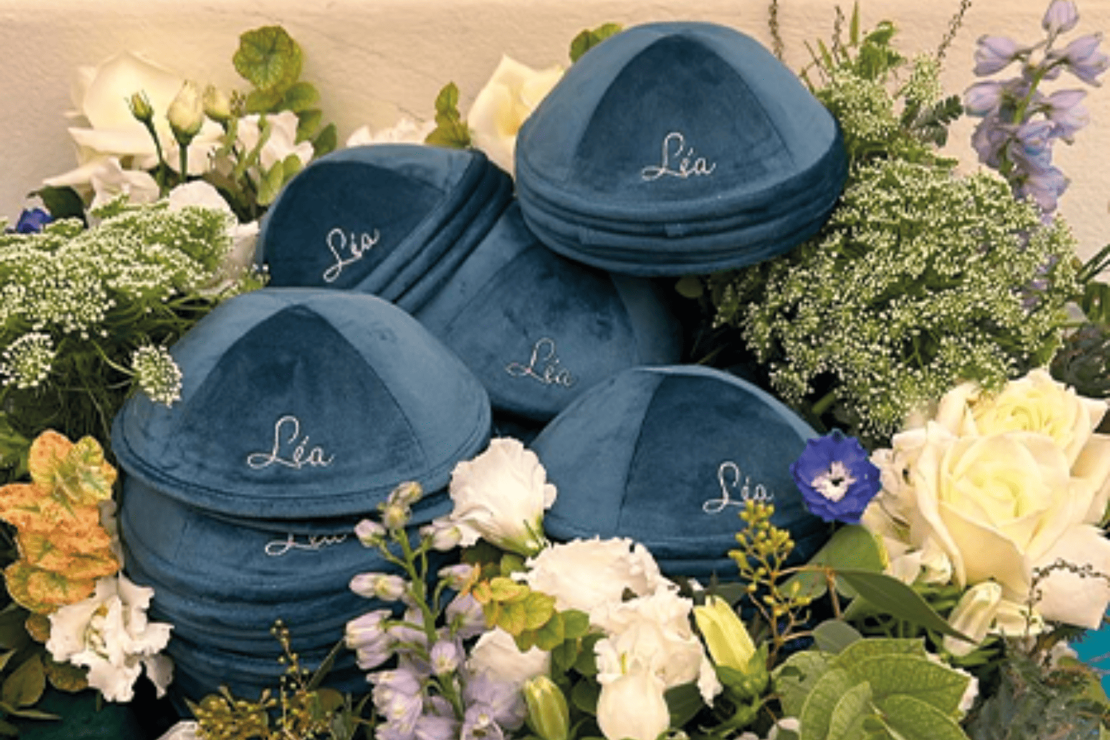 Kippa en velours bleu personnalisée avec prénom brodé