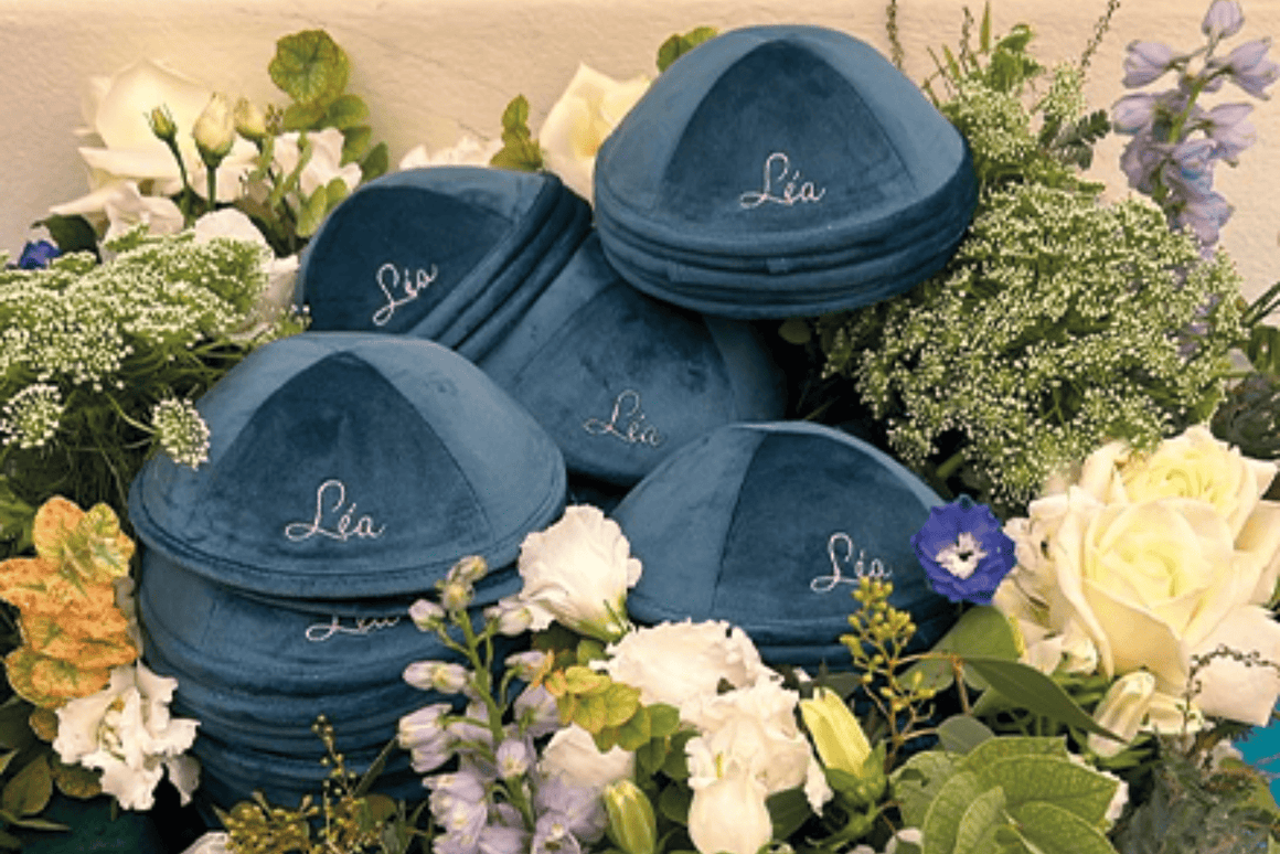 Kippa en velours bleu personnalisée avec prénom brodé