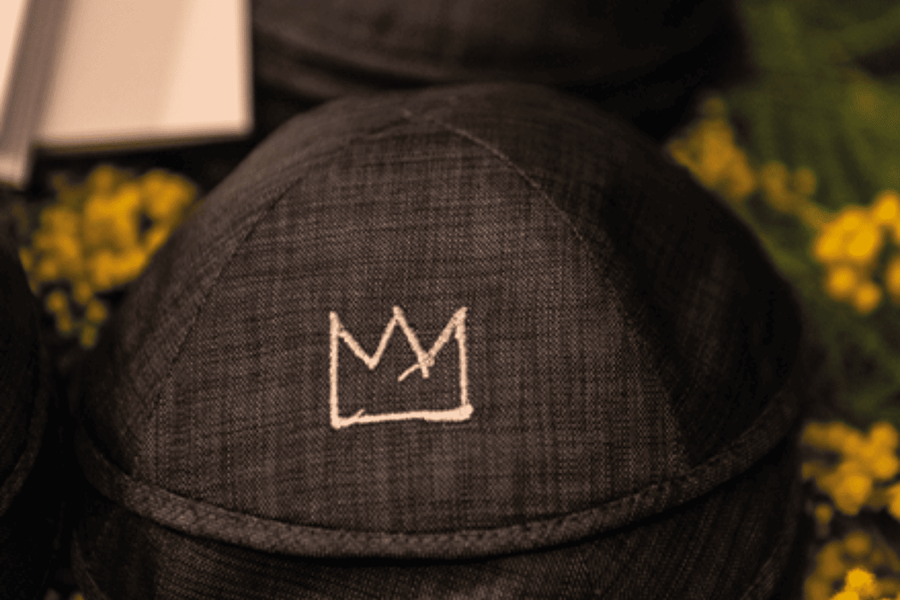 Kippa premium noire brodée avec couronne élégante
