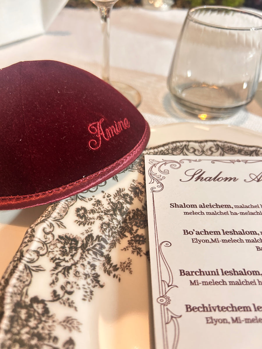 Kippa en velours bordeaux personnalisée avec broderie