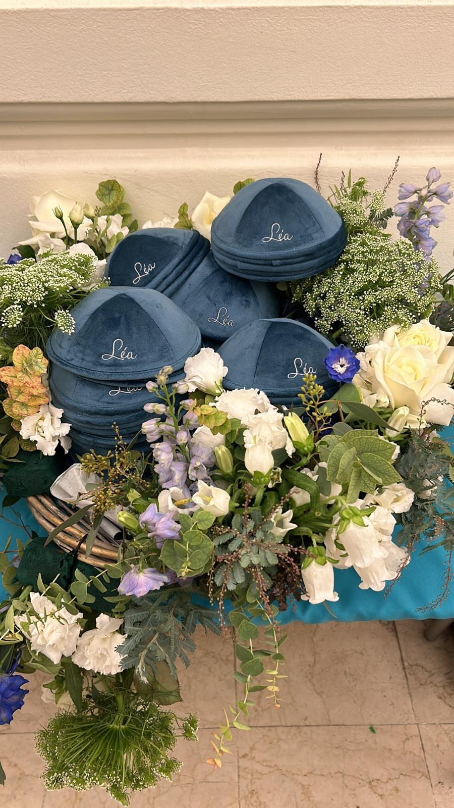 Kippa bleu velours prénom brodé