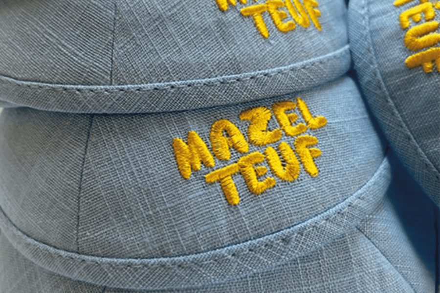 Kippa en lin bleu ciel brodée Mazel Tov personnalisée