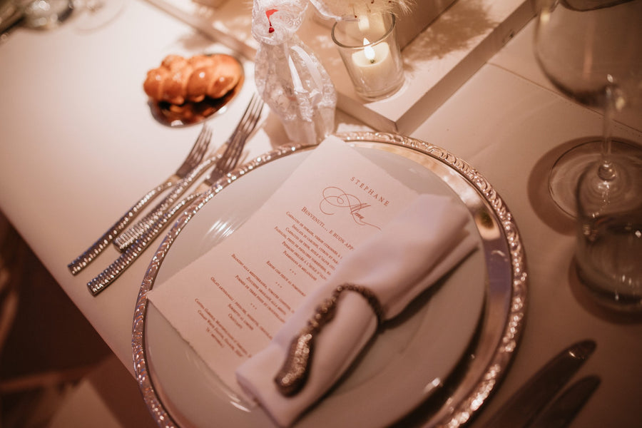 Menu de mariage personnalisé posé sur une assiette avec serviette élégante