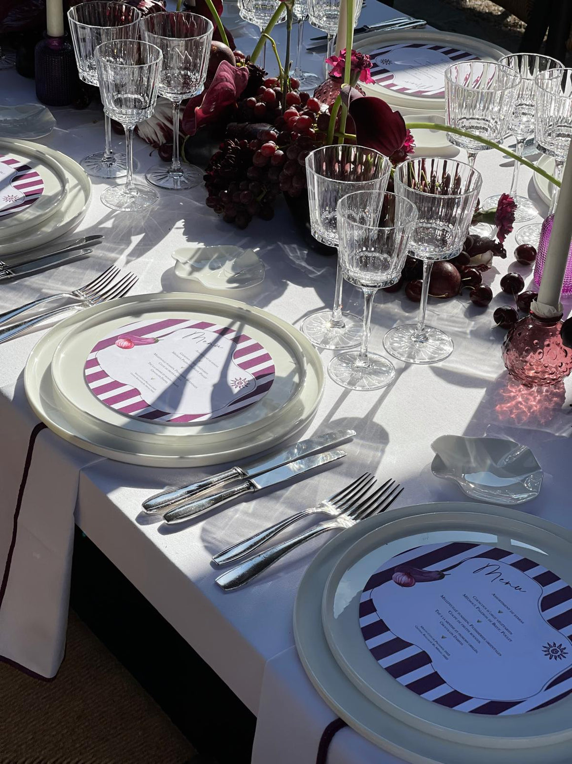 Menu rond de mariage personnalisé intégré à une table estivale