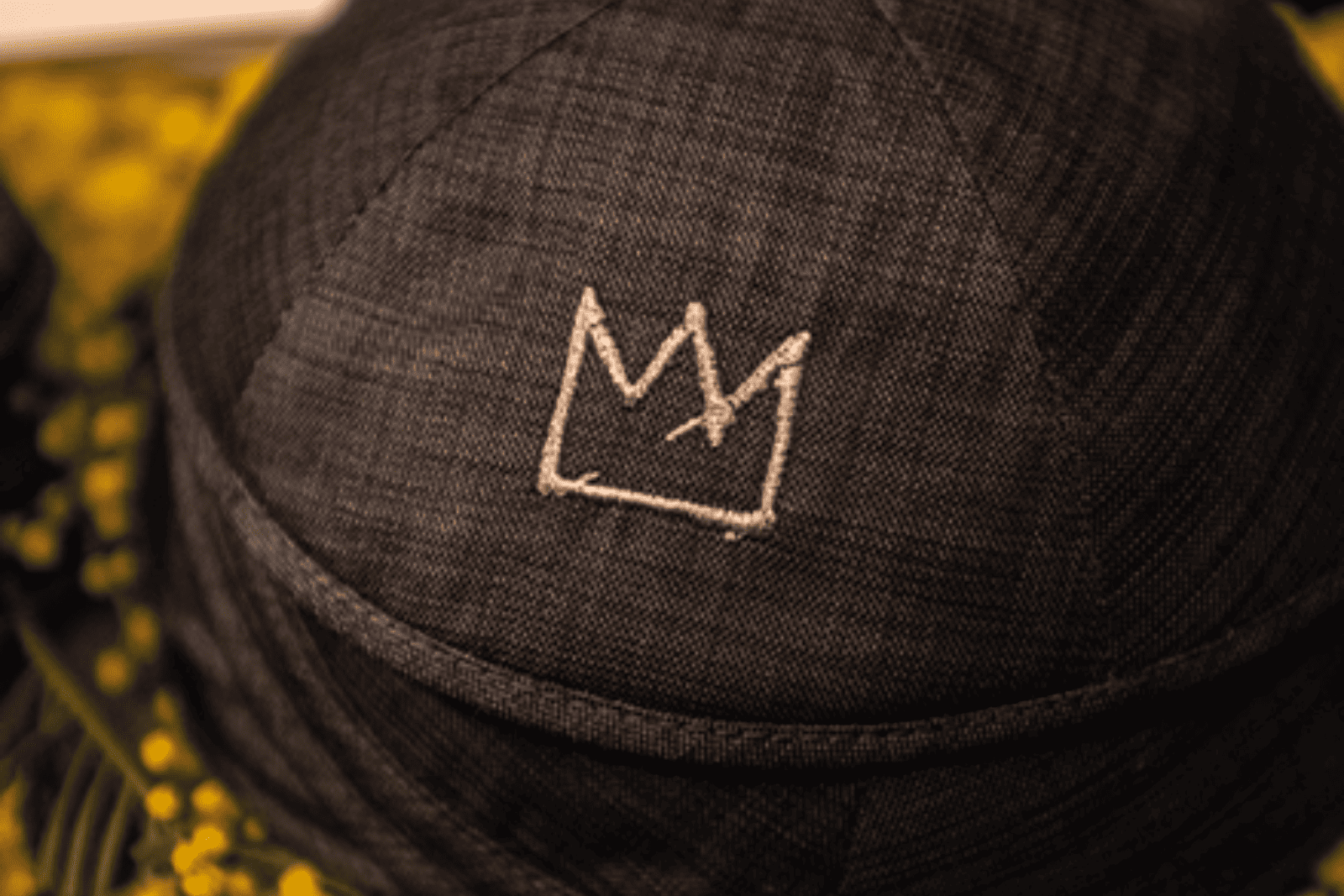 Kippa premium noire brodée avec couronne élégante