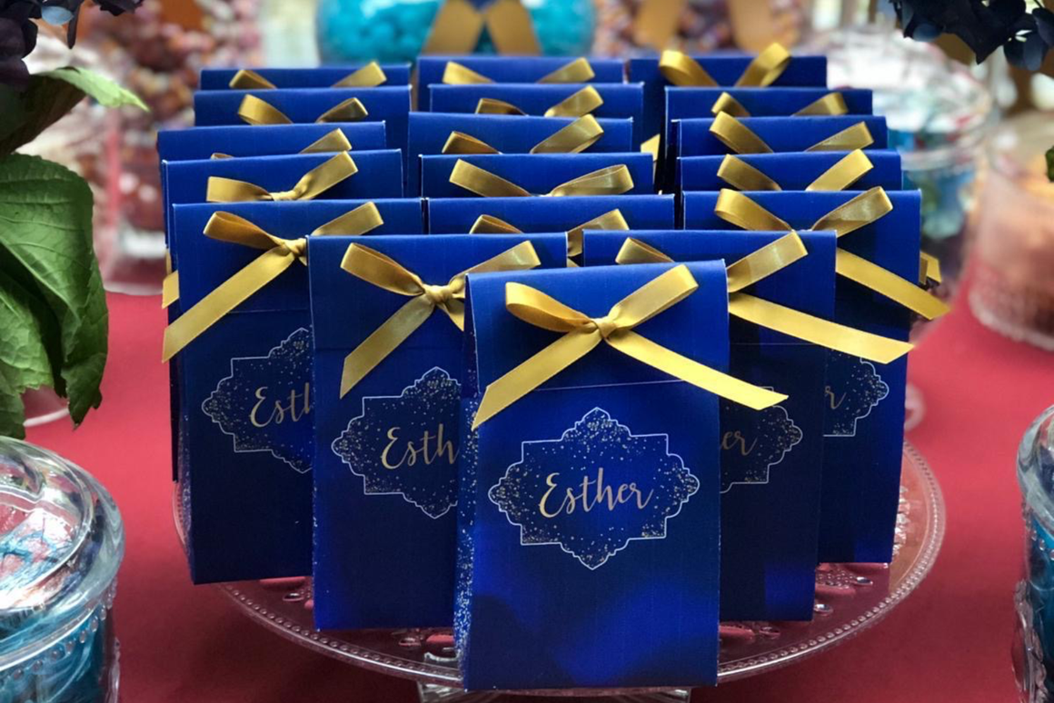Boîtes cadeaux personnalisées bleu royal avec ruban doré et prénom, présentées pour un mariage, une Bar Mitsvah, une Bat Mitsvah ou un événement haut de gamme.
