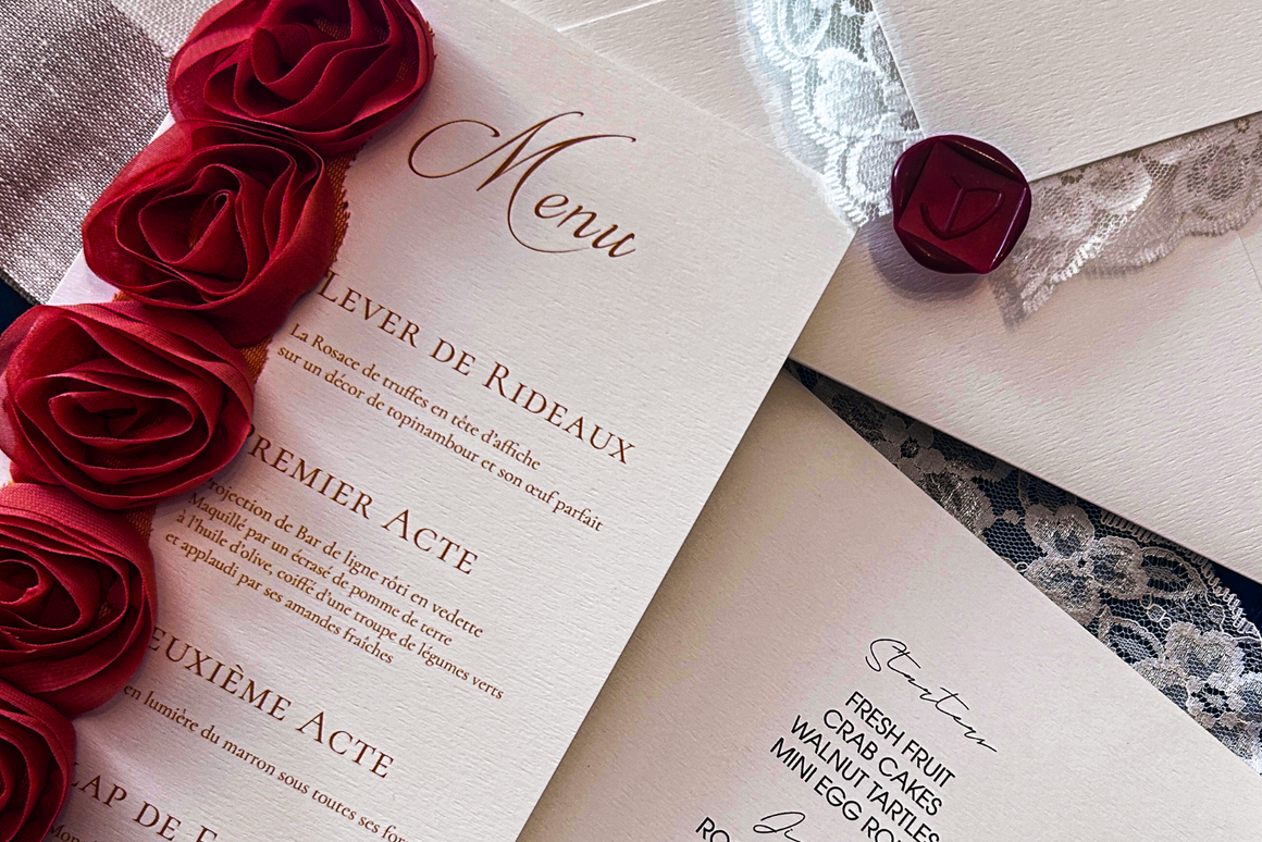 Menu de mariage personnalisé avec motif roses rouges