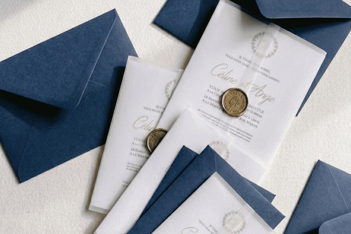 Faire-part personnalisé avec enveloppe bleu marine, papier calque et sceau de cire doré pour mariage, Bar Mitsvah ou réception de prestige.