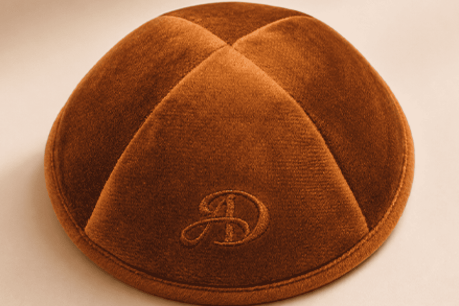 Kippa en velours marron brodée personnalisée