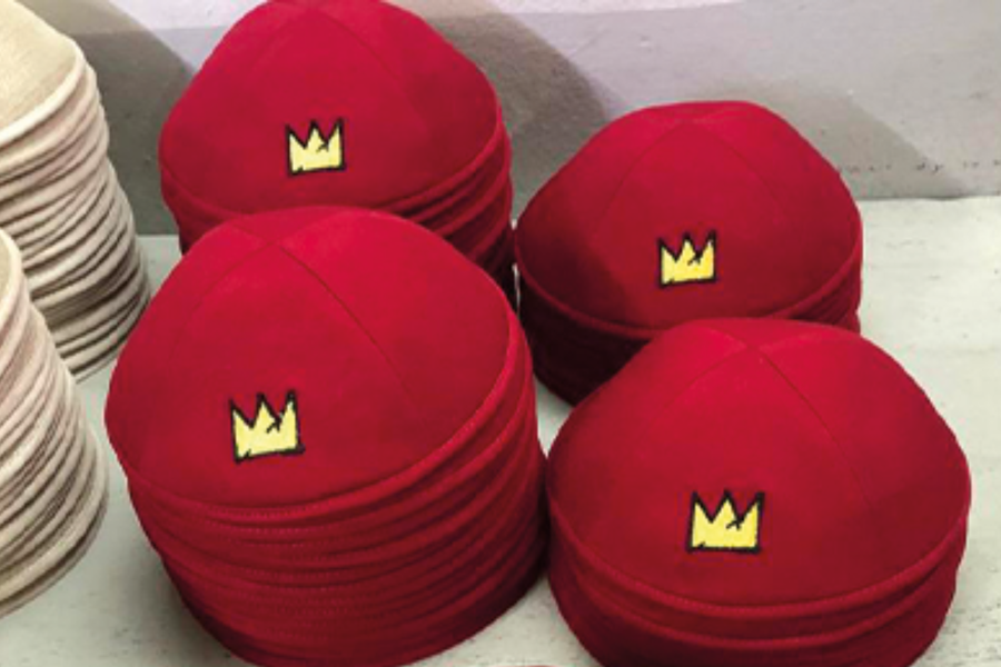 Kippa premium rouge en velours brodée avec couronne personnalisée